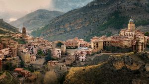 Pueblo medieval de Albarracín al amanecer, Teruel, Aragón, España (© Domingo Leiva/Getty Images)(Bing España)