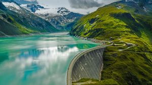 Mooserboden Reservoir and Mooser Dam near Kaprun, Austria (© Shutterstock)(Bing Australia)