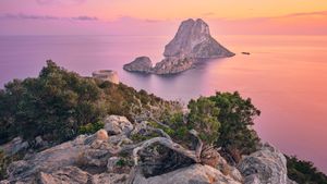 Islets of Es Vedrà and Es Vedranell, Ibiza, Spain (© L. Apolli/Getty Images)(Bing United States)