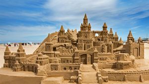 Château de sable sur la plage de la Malva-Rosa, Valence, Espagne (© Tony French/Alamy)(Bing France)