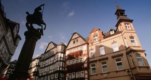 Fachwerkhäuser und Reiterstandbild schmücken die Barfüßer Straße in Marburg – Bob Krist/CORBIS &copy; (Bing Germany)
