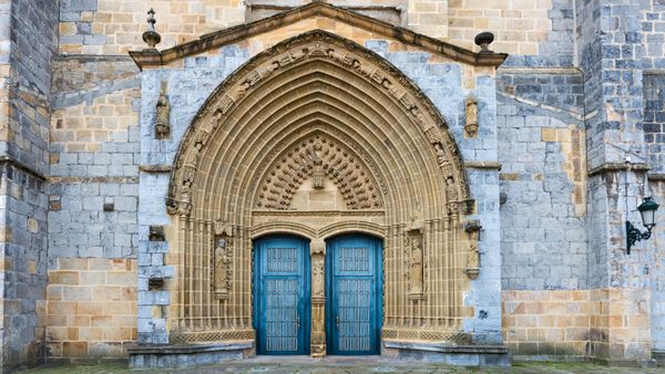Entrada a la Iglesia de Santa María, Gernika-Lumo, Vizcaya, País Vasco, España