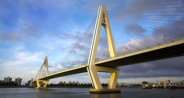 富饶海岛情：海口的标志性建筑世纪大桥