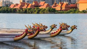 湖中的龙舟，中国 (©  Zhonghui Bao/Getty Images)(Bing China)