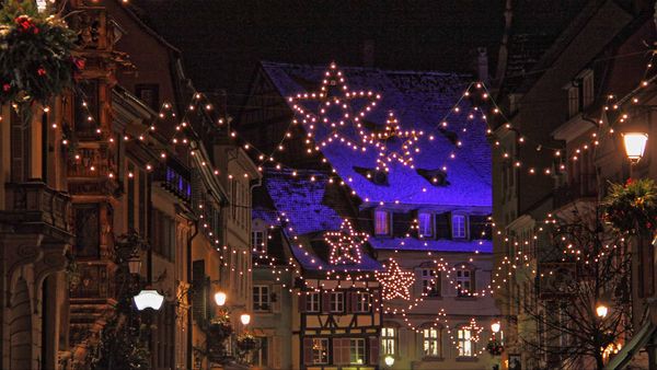 Guirlandes illuminant les rues de Strasbourg