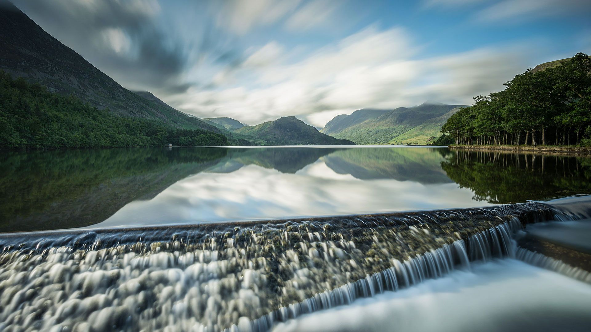 Reflets sur le lac de Crummock Water dans la Région des Lacs du comté de Cumbria, Angleterre