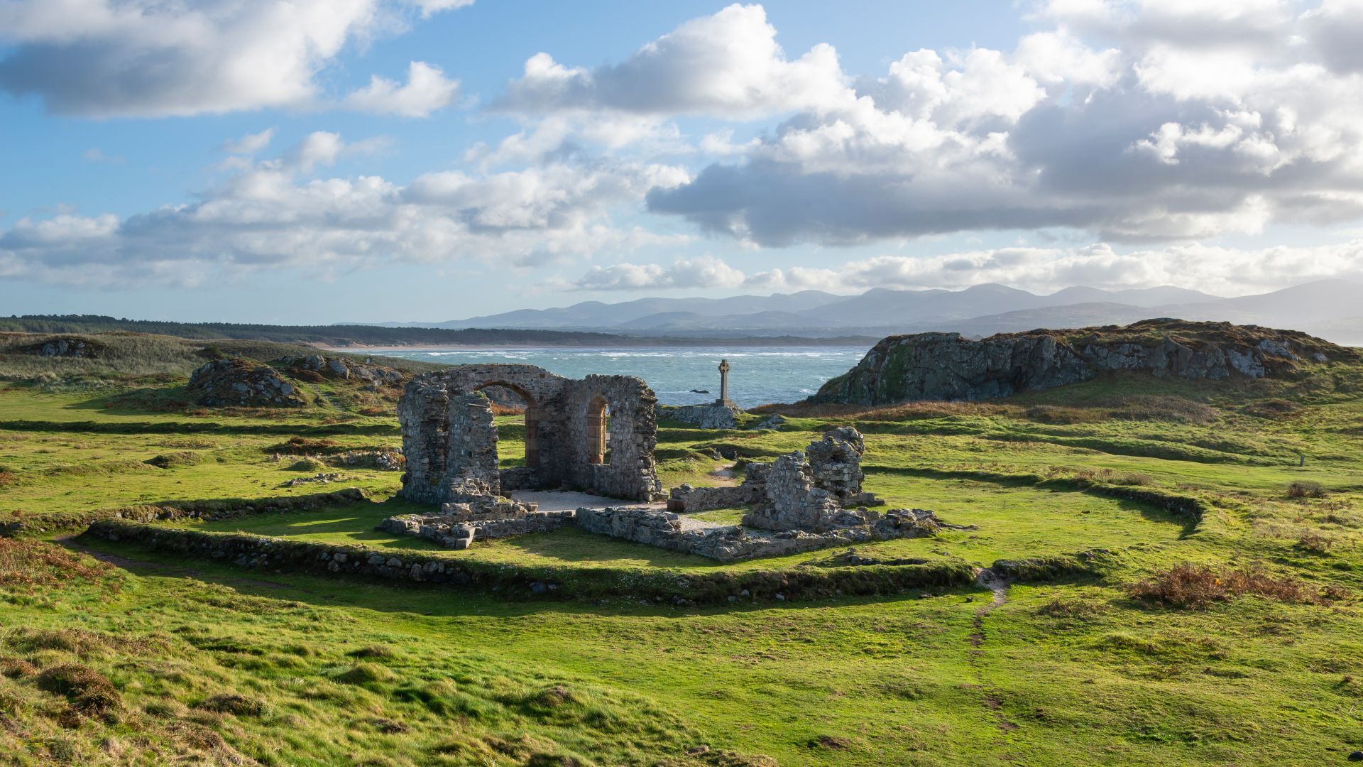 Rovine della Chiesa di San Dwynwen, Ynys Llanddwyn, Galles, Regno Unito