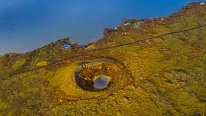 A crater in Þingvellir National Park, Iceland (© Ragnar Th Sigurdsson/Alamy)(Bing New Zealand)