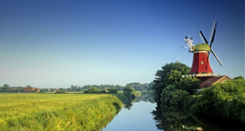 Die Rote Windmühle, eine der beiden Zwillingswindmühlen bei Greetsiel, Ostfriesland