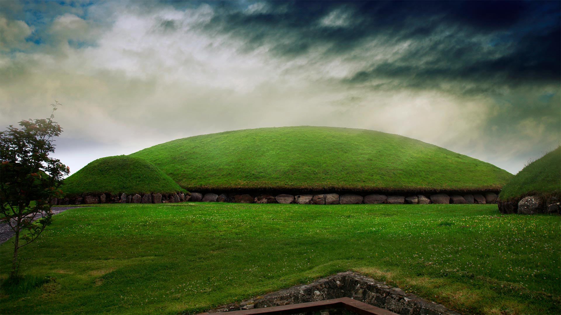 Knowth burial mound in Newgrange, Boyne Valley, Ireland