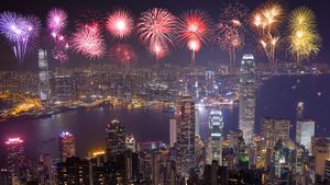【今日除夕】璀璨烟花迎新年，中国香港 (©Thanapol Kuptanisakorn/ Alamy Stock Photo)(Bing China)