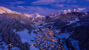 圣诞节期间的瓦尔加迪纳山谷的村庄，多洛米蒂山，意大利 (© Ingus Kruklitis/Getty Images)(Bing China)