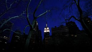 2011年在“地球一小时”前亮灯的纽约帝国大厦 (© Eric Thayer/Reuters)(Bing China)