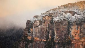 A snow-covered rocky cliff at Echo Point lookout, Katoomba, New South Wales  (© Andrew Merry/Getty Images)(Bing Australia)