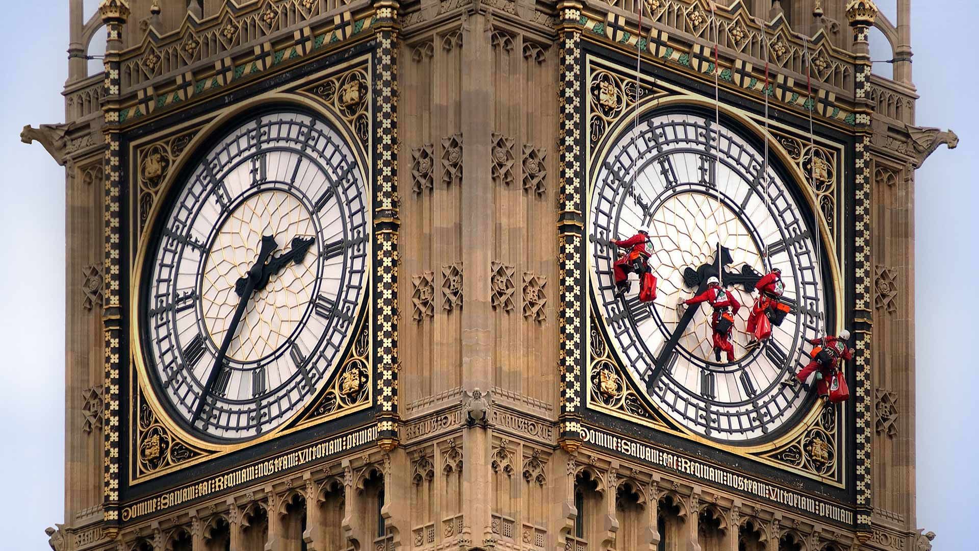 Alpinistes urbains nettoyant la face de Bing Ben en prévision du changement d’heure, Angleterre