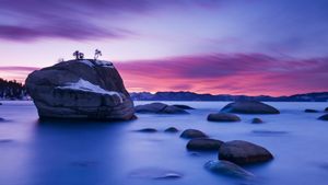盆景岩，太浩湖，内华达州，美国 (© Jim Patterson/Tandem Stills + Motion)(Bing China)