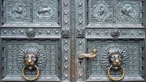 Eingangsbereich des Kölner Doms, Nordrhein‑Westfalen (© ALFSnaiper/Getty Images)(Bing Deutschland)