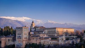 La Alhambra vista desde el Albaicín, Granada, Andalucía (© Antonio Violi/Alamy)(Bing España)