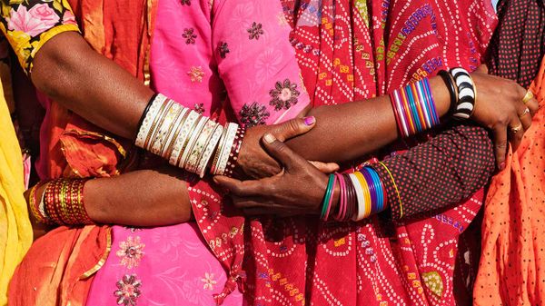 ｢サリー姿の女性たち｣インド