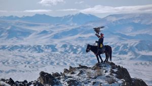 阿尔泰山脉中一名用老鹰狩猎的骑手，蒙古 (© Timothy Allen/Getty Images)(Bing China)