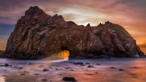 菲佛大苏尔州立公园里的菲佛海滩，加利福尼亚 (© Jingyu Wu/500px)(Bing China)