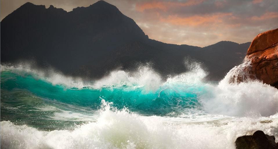 Vague s’écrasant sur les rochers, Porto en Corse-du-Sud