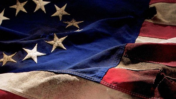 ”Betsy Ross” flag, symbol of the American Revolution (@ Ocean/Corbis)