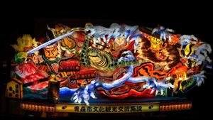 青森睡魔祭期间游行的彩车，日本青森市 (© Akkharat Jarusilawong/Shutterstock)(Bing China)