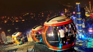 2011年9月17日，在世界最高摩天轮(广州塔摩天轮)上观赏广州夜景的游客 (© Imaginechina/Corbis)(Bing China)
