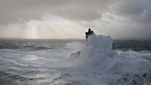 Phare de la Vieille, Raz de Sein et Pointe du Raz, Finistère, Bretagne (© Benoit Stichelbaut/hemis.fr/Getty Images)(Bing France)