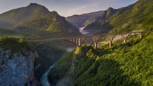 ｢タラ渓谷の橋｣モンテネグロ (© Hike The World/Shutterstock)(Bing Japan)