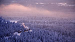 Blick vom Brocken auf einen Zug der Brockenbahn im Winter, Sachsen-Anhalt, Deutschland (© Rudi Sebastian/imageBROKER/age fotostock)(Bing Deutschland)