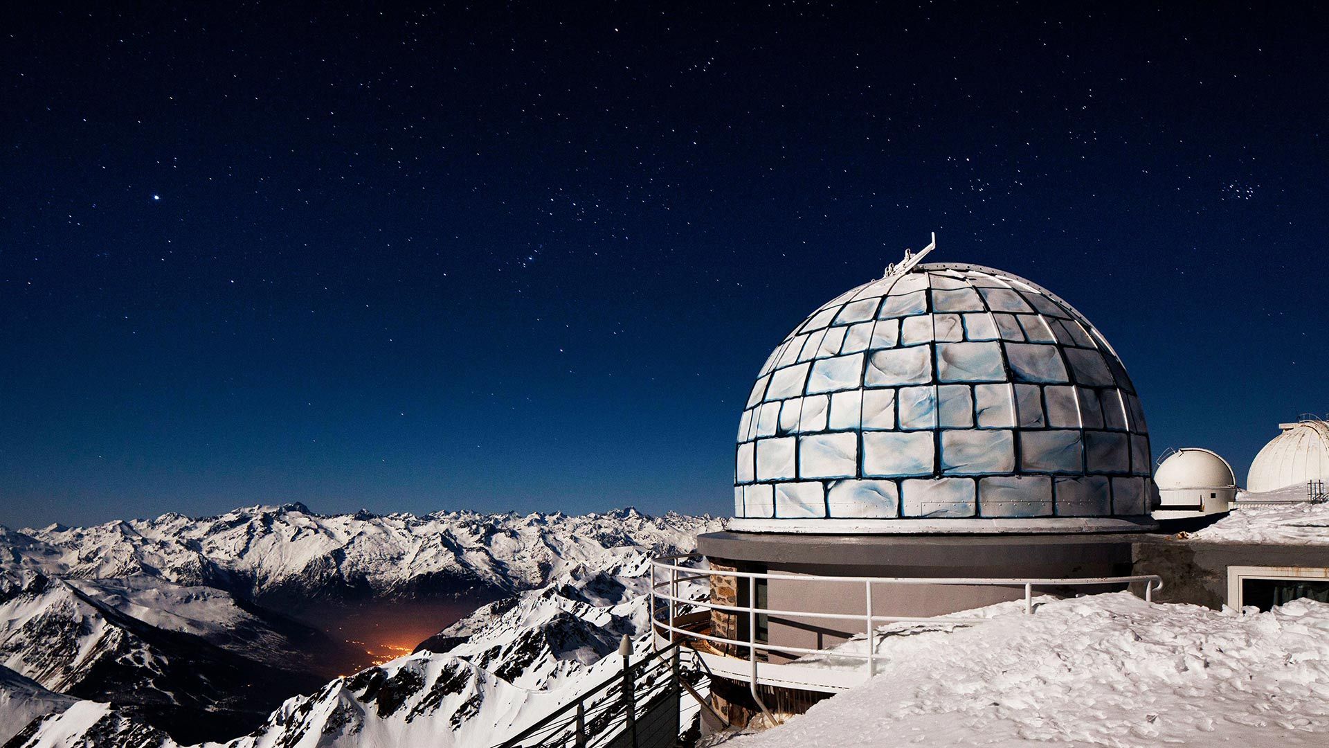 Dôme de l’observatoire du Pic du Midi de Bigorre sous un ciel étoilé, Bagnères-de-Bigorre, La Mongie, Hautes-Pyrénées, France