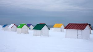 Cabanes aux toits colorés recouvertes de neige à Gouville-sur-Mer, Normandie (© Andia/Getty Images)(Bing France)