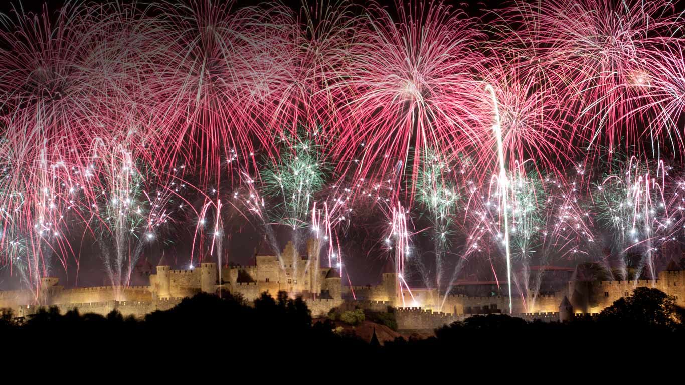 Feu d’artifice du 14 Juillet au-dessus de la ville de Carcassonne, Aude, Languedoc-Roussillon