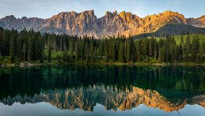 Il Lago di Carezza nelle Dolomiti all'alba, Bolzano, Italia (© Putt Sakdhnagool/Moment/Getty Images)(Bing Italia)