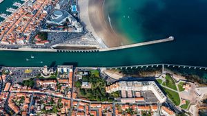 Les Sables-d'Olonne, la Tour d'Arundel, le casino, le fort Saint-Nicolas et le chenal menant au port (© Leroy Francis/Hemis/Alamy Stock Photo)(Bing France)