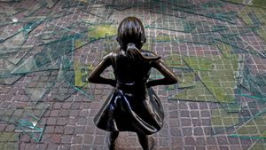 La statue de la ‘Fearless Girl’ devant la bourse de New York (© Brendan McDermid/Alamy)(Bing France)