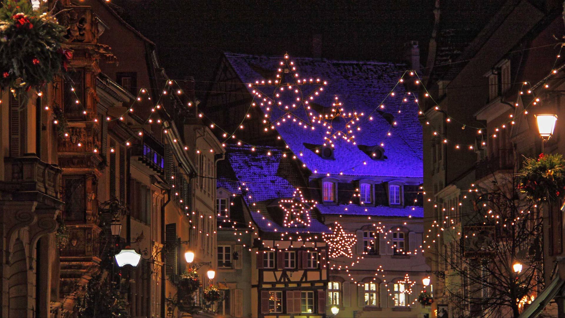 Guirlandes illuminant les rues de Strasbourg
