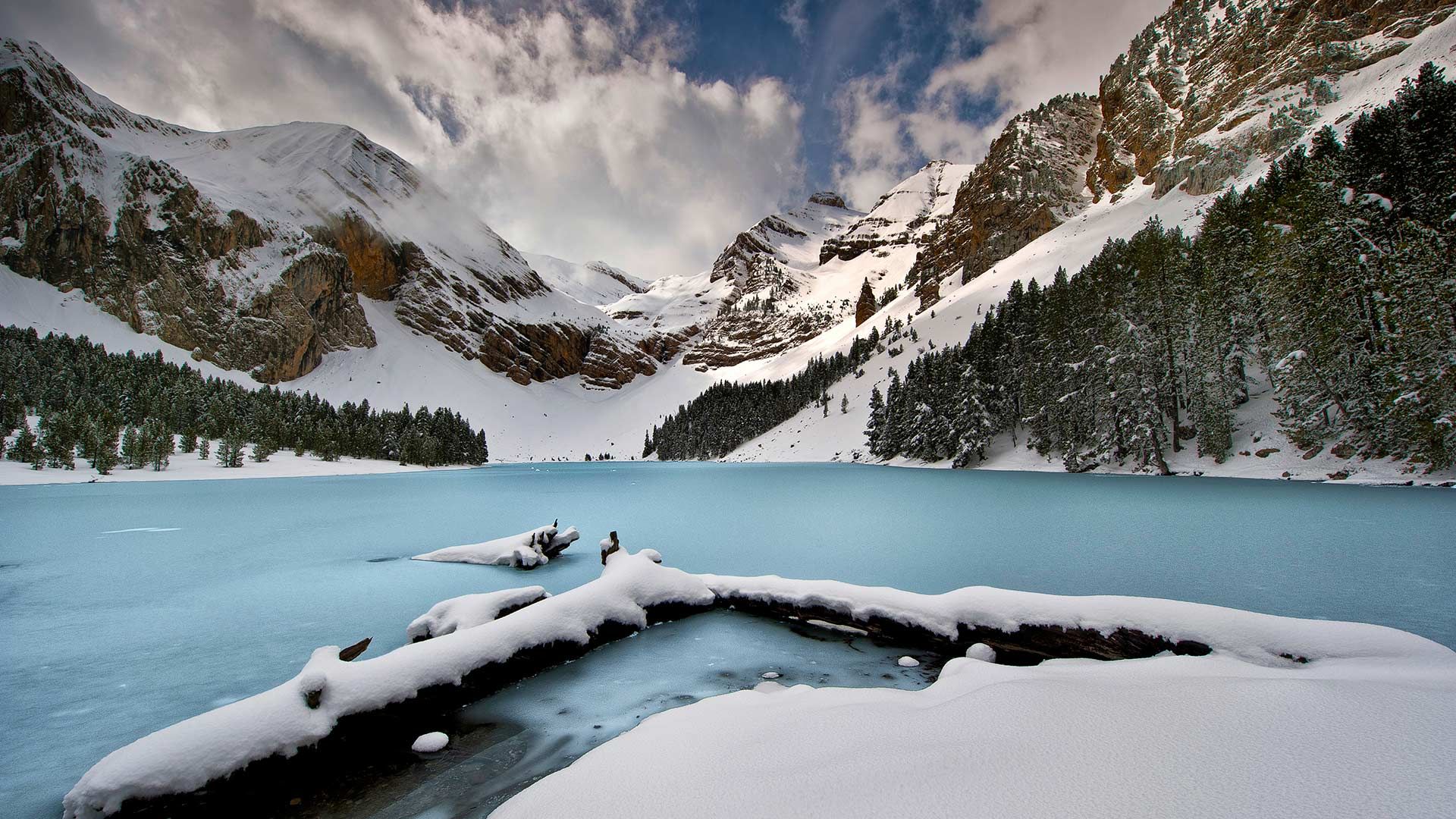 Ibón de Plan, a lake in the Pyrenees of Huesca, Aragón, Spain