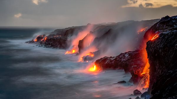 Una serie di colate laviche si riversa nell'oceano, Big Island, Hawaii, USA