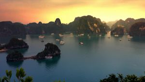 Sunset on Hạ Long Bay, Vietnam (© Banana Republic Images/Shutterstock)(Bing Australia)