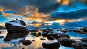 美国内华达州太浩湖的盆景石 (© Josh Miller/Corbis)(Bing China)