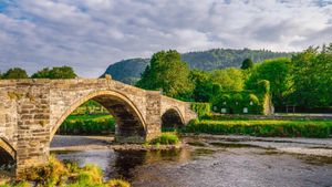 兰鲁斯特一座名为Pont Fawr的石拱桥，英国威尔士 (© Pajor Pawel/Shutterstock)(Bing China)