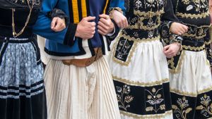 Costumes folkloriques bretons, Lorient, Finistère (© guy-ozenne/Getty images)(Bing France)