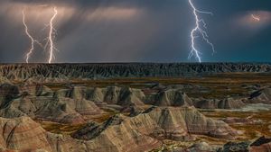Felsformationen im Badlands-Nationalpark während eines Gewitters, South Dakota, USA (© DEEPOL by plainpicture)(Bing Deutschland)