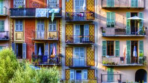 Façades d’immeubles multicolores, Sospel, Provence-Alpes-Côte d'Azur, France (© Rolf E. Staerk/Shutterstock)(Bing France)