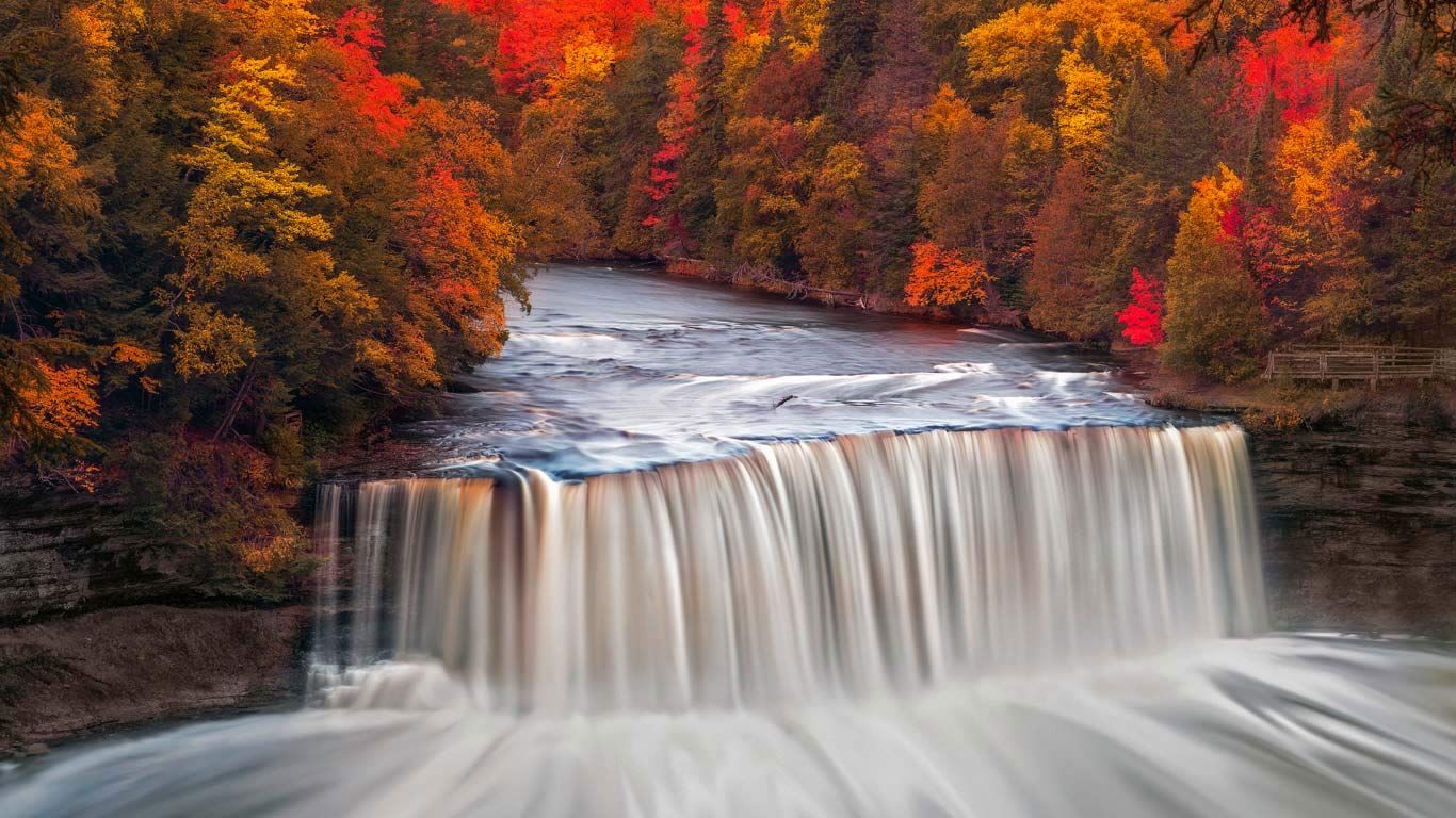 Upper Tahquamenon Falls in Tahquamenon Falls State Park, Michigan, USA