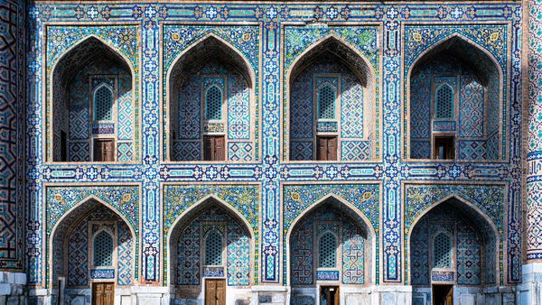 Facciata a mosaico in piazza Registan, Samarcanda, Uzbekistan