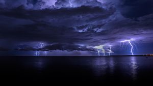 澳大利亚黑德兰港，雷电风暴切断库克角 (© Simon Phelps Photography/Getty Images)(Bing China)